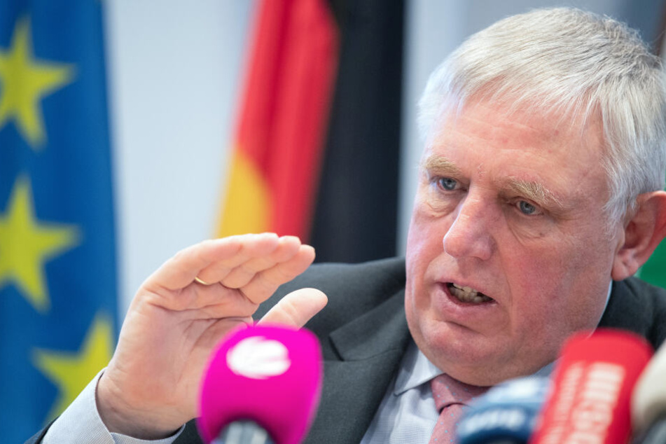 Karl-Josef Laumann (CDU), Gesundheitsminister von Nordrhein-Westfalen, beantwortet Fragen von Journalisten.
