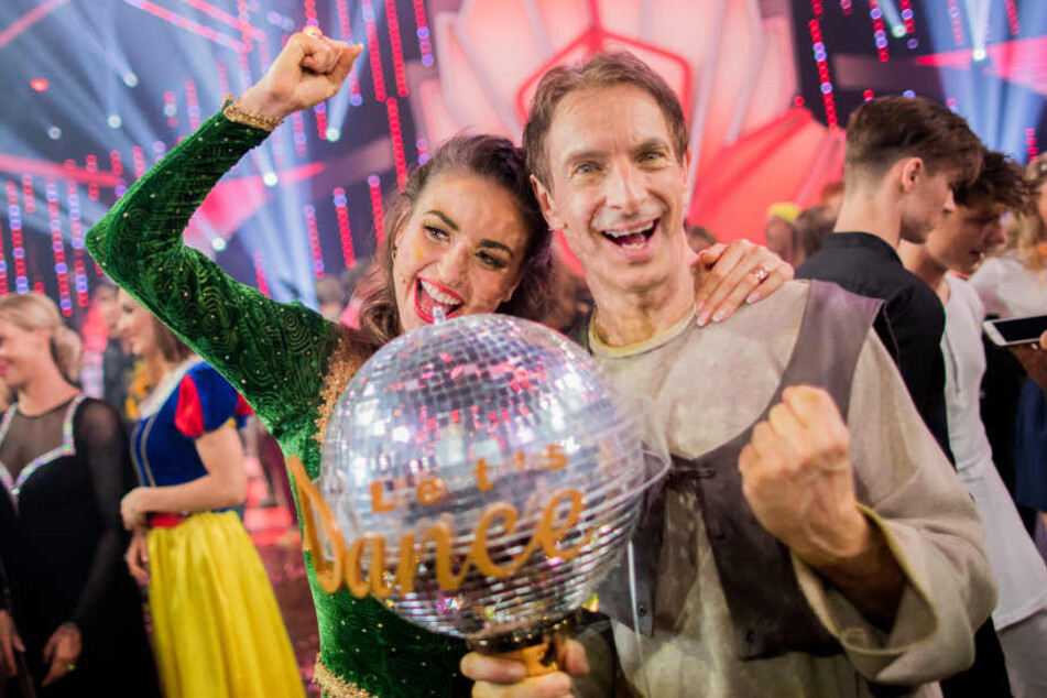 Können ihr Glück kaum fassen: Ingolf Lück und Ekaterina Leonova sichern sich im "Let's Dance"-Finale 2018 den Pokal.