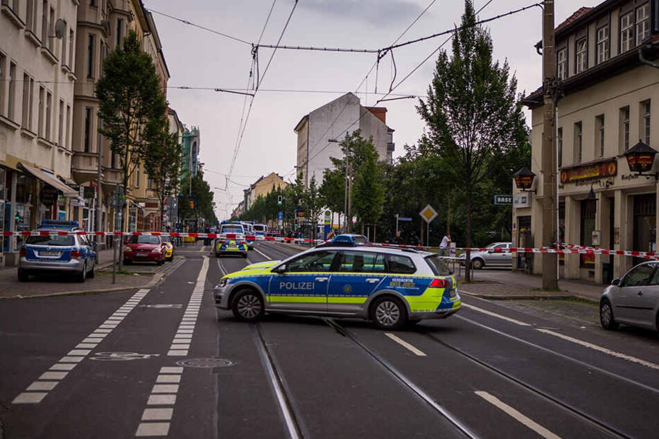 Schießereien, Raubüberfälle, Drogen - die Leipziger Eisenbahnstraße ist Sachsens
kriminellste Straße. Jetzt wurde hier ein Vater mit seinem dreijährigen Kind
überfallen.
