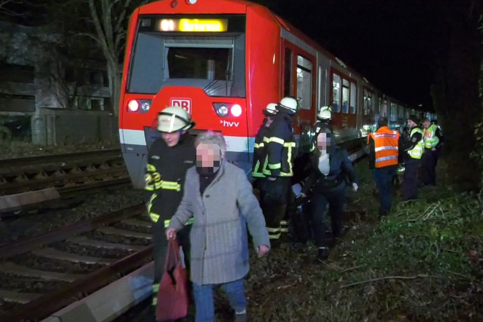 Hamburg: 175 Minuten Verspätung wegen E-Rollern: S-Bahn-Fahrgäste müssen über Gleise aussteigen