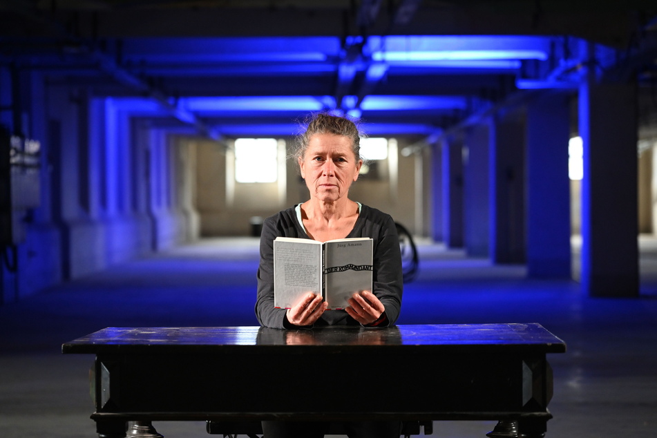 Silvia Klemm (58) liest im ehemaligen Schlafsaal des KZ Sachsenburg aus dem Tagebuch des Lagerkommandanten von Auschwitz, Rudolf Höß.