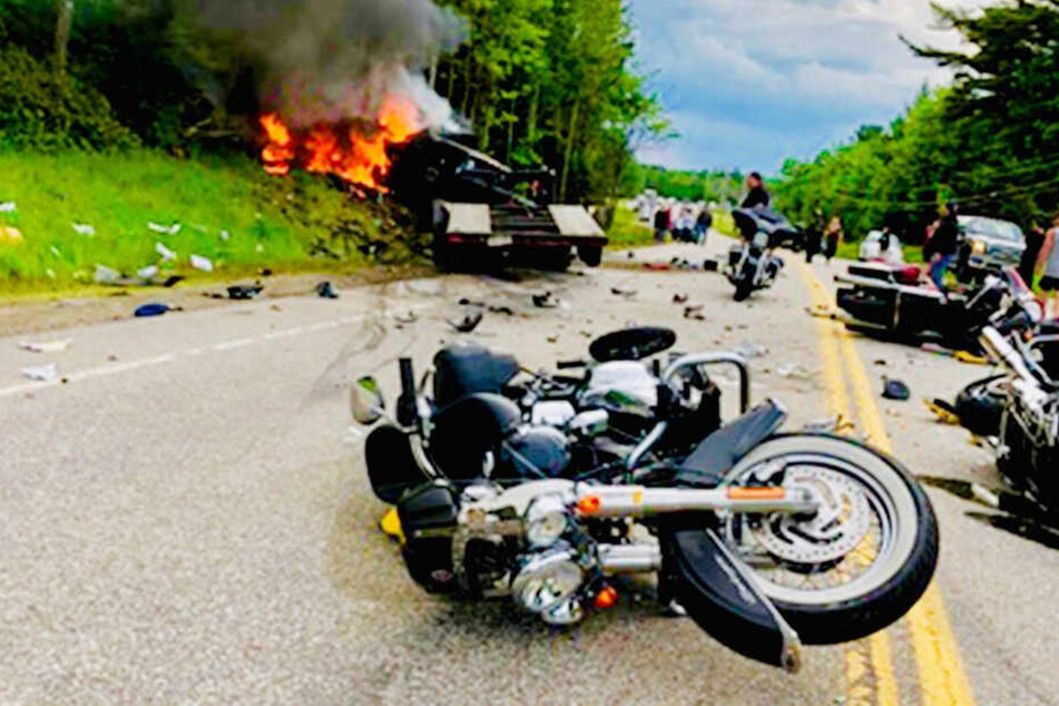 In den Crash waren mehrere Motorräder und ein Lastwagen verwickelt. Die Unfallstelle gleicht einem Trümmerfeld.