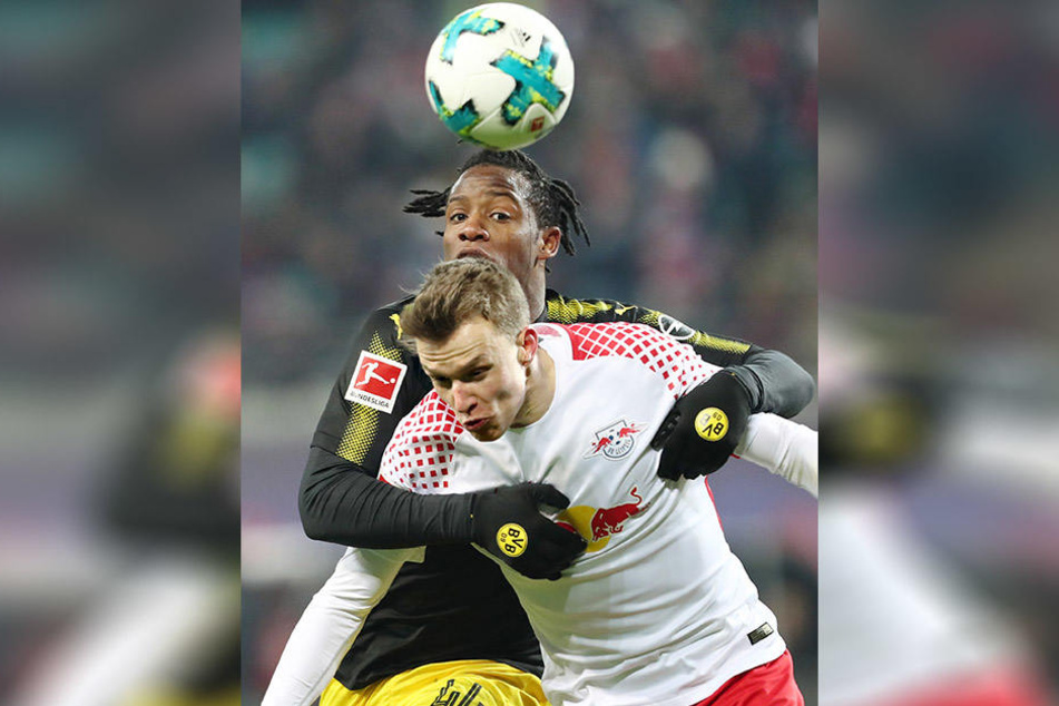 Kampf um jeden Zentimeter: Leipzigs Lukas Klostermann (vorn) gegen BVB-Stürmer Michy Batshuayi.