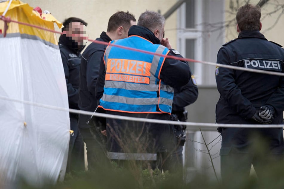 Beamte der Kriminalpolizei und des Landeskriminalamtes sicherten am Tatort die Spuren.