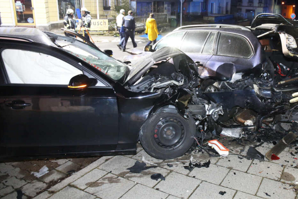 Der Audi-Fahrer ist bei dem Ausweichmanöver mit einem Auto kollidiert.