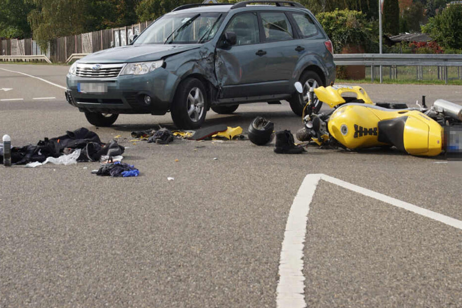 Der Motorrad-Fahrer kracht in den SUV.