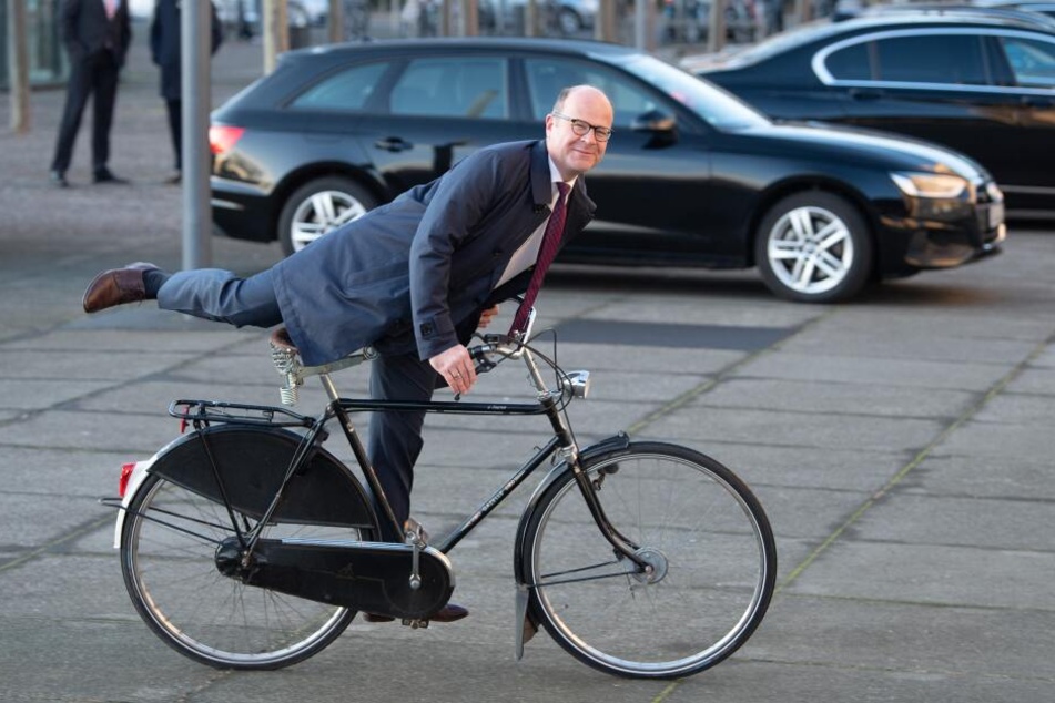 Oliver Schenk (CDU), Chef der Staatskanzlei, kommt anlässlich der Unterzeichnung den Koalitionsvertrags mit einem Fahrrad in den Landtag.