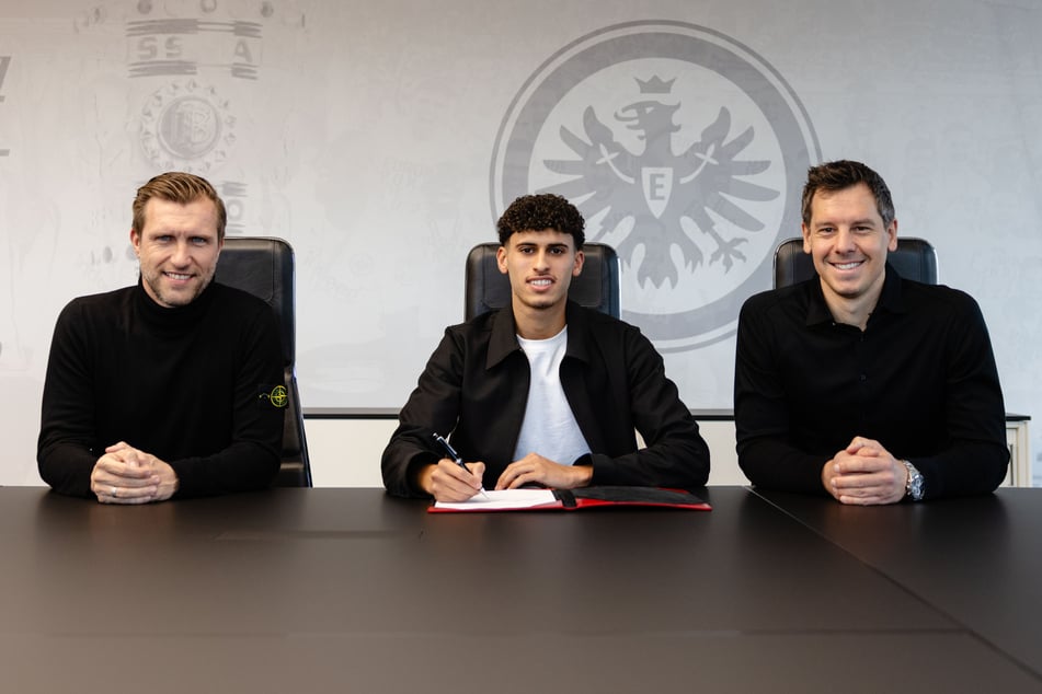 Am Freitag hat Ayoube Amaimouni-Echghouyab (21, M.) im Beisein von Sportvorstand Markus Krösche (45, l.) und Sportdirektor Timmo Hardung (36) seinen Vertrag unterschrieben.