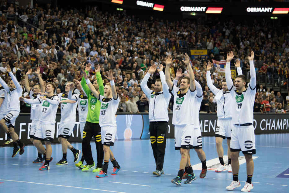 Die deutschen Spieler verabschieden sich nach Spielende vom Berliner Publikum in der Mercedes Benz-Arena.