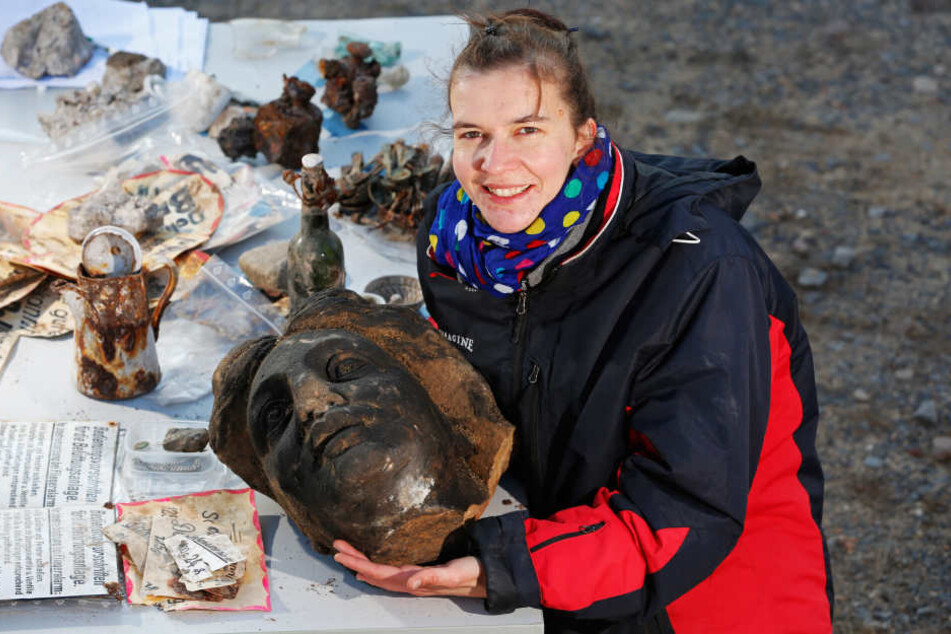 Grabungsleiterin Nicole Eichhorn (35) zeigt eine gefundene Sandsteinplastik
auf der Ausgrabungsstätte an der Wallstraße.