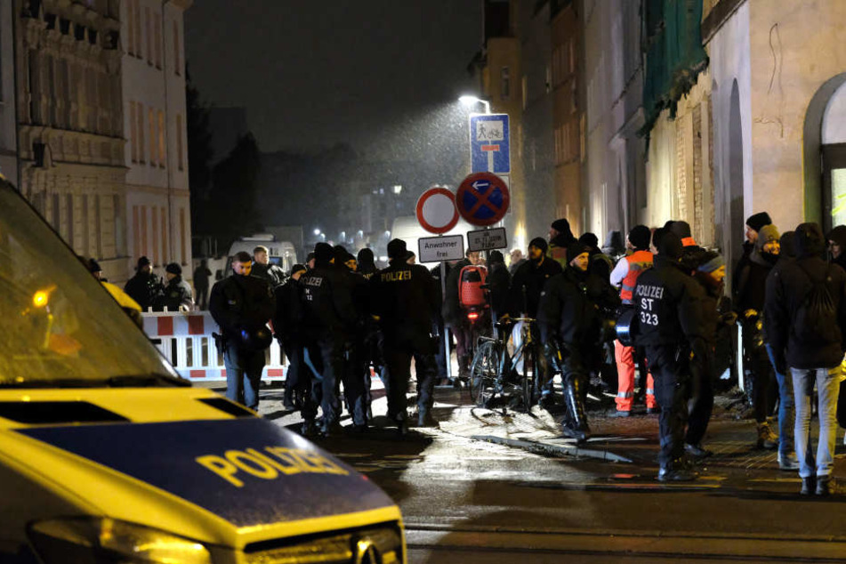 Demonstranten und Schaulustige standen an der Absperrung an der Hafenstraße.