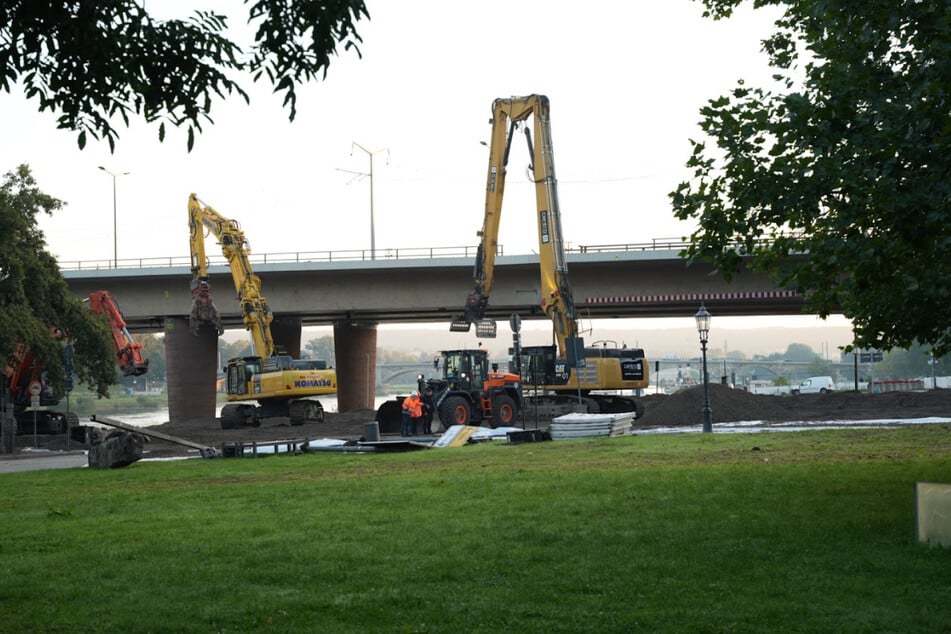 Mehrere Abrissbagger sind bereits vor der Brücke zu sehen.