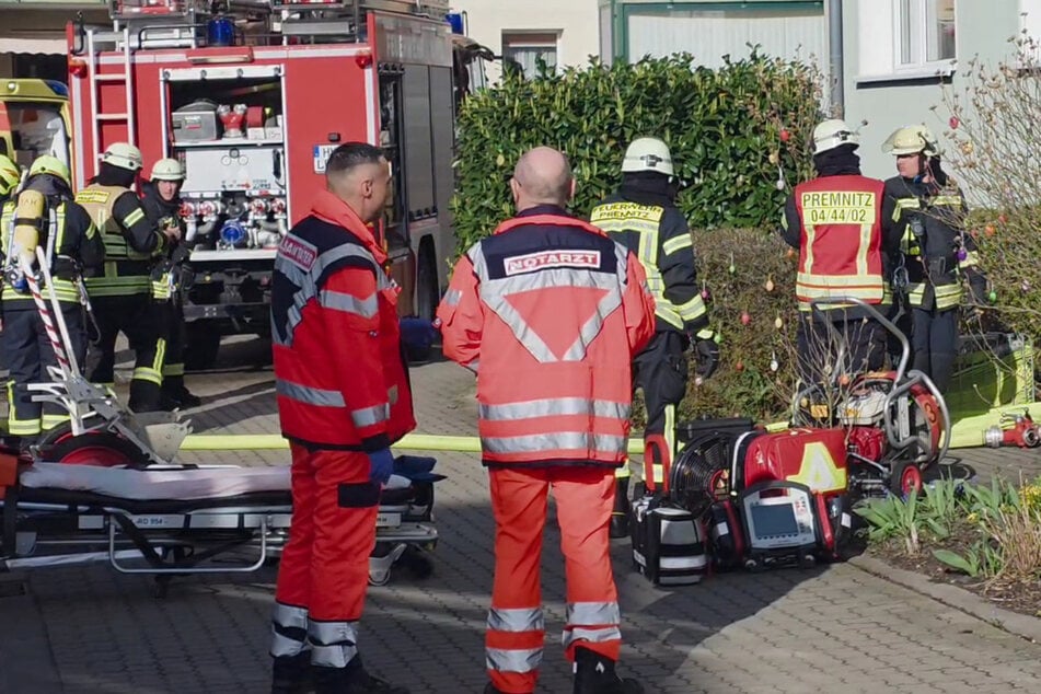 Mann stirbt bei Wohnungsbrand - Feuerwehr rettet 13 weitere Menschen