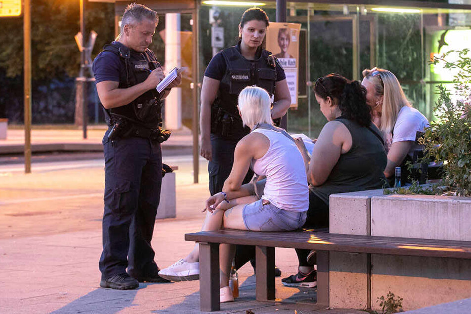 Die Ordnungshüter nehmen die Personalien dreier Frauen auf, die einen feuchtfröhlichen Abend verbringen wollten. Das Trio zog im Anschluss weiter.