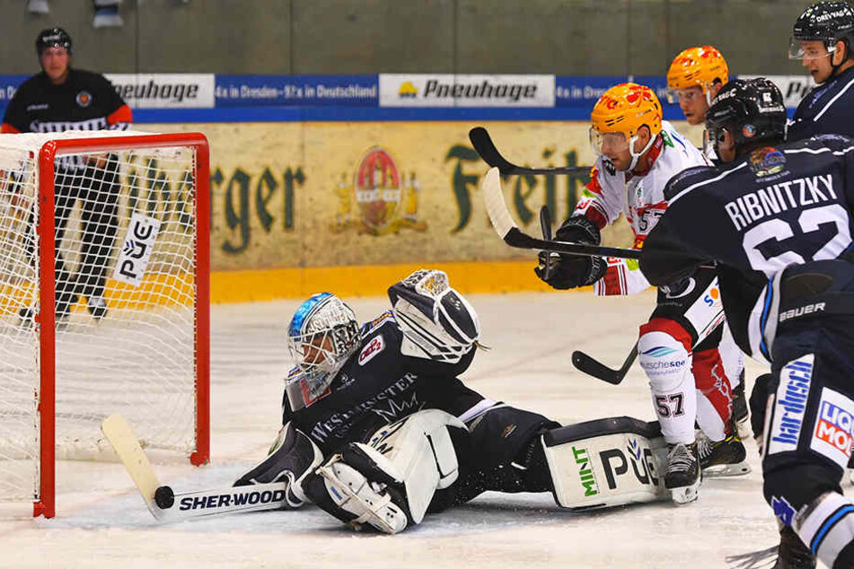 Marco Eisenhut (l.) zeigte hier einen Riesenreflex im Spiel gegen Bremerhaven.