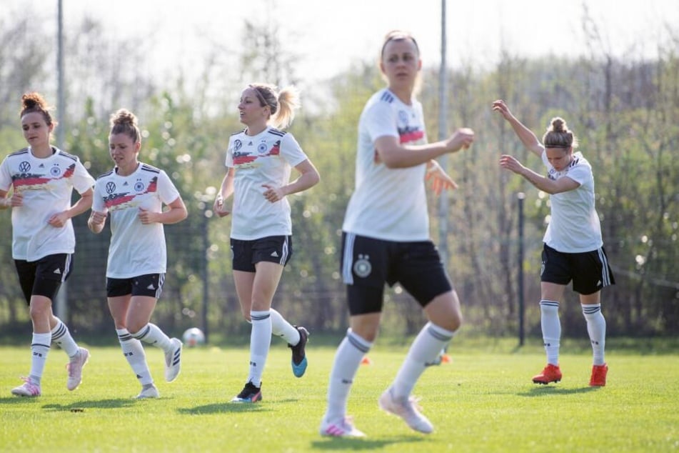 Die DFB-Spielerinnen Lina Magull (v. l. n. r.), Linda Dallmann, Kathrin Hendrich, Marina Hegering und Svenja Huth im Abschlusstraining vor dem Spiel gegen Japan.