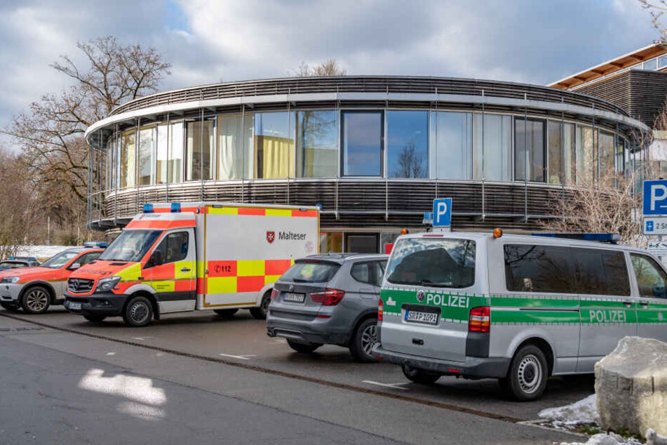 In Deggendorf musset die Polizei am Freitag einen Patienten überwältigen, der eine Frau als Geisel genommen hatte.