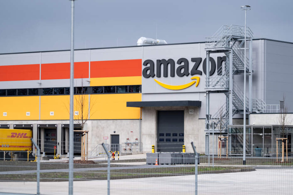 Der Name des Paketversenders Amazon ist am Sortierzentrum im niedersächsischen Garbsen zu sehen. Amazon sortiert die Pakete hier nach Auslieferungsgebiet und leitet sie dann an Paketzusteller weiter.