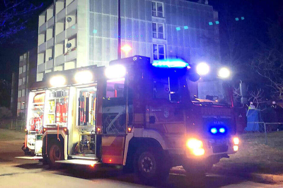 Ein Feuerwehrwagen steht am Ort des Geschehens.
