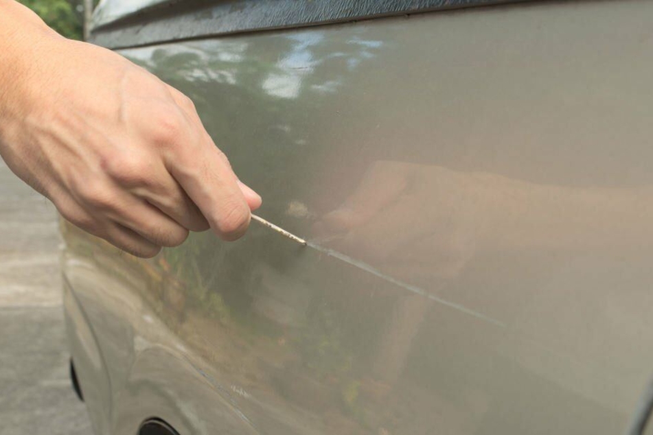An drei Autos wurde der Lack an Türen und Blechteile zerkratzt. (Symbolbild)