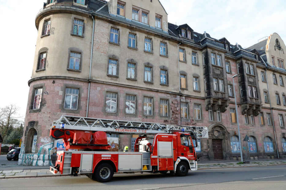 Die Feuerwehr rückte an weil Unbekannte im Haus Müll angezündet hatten.