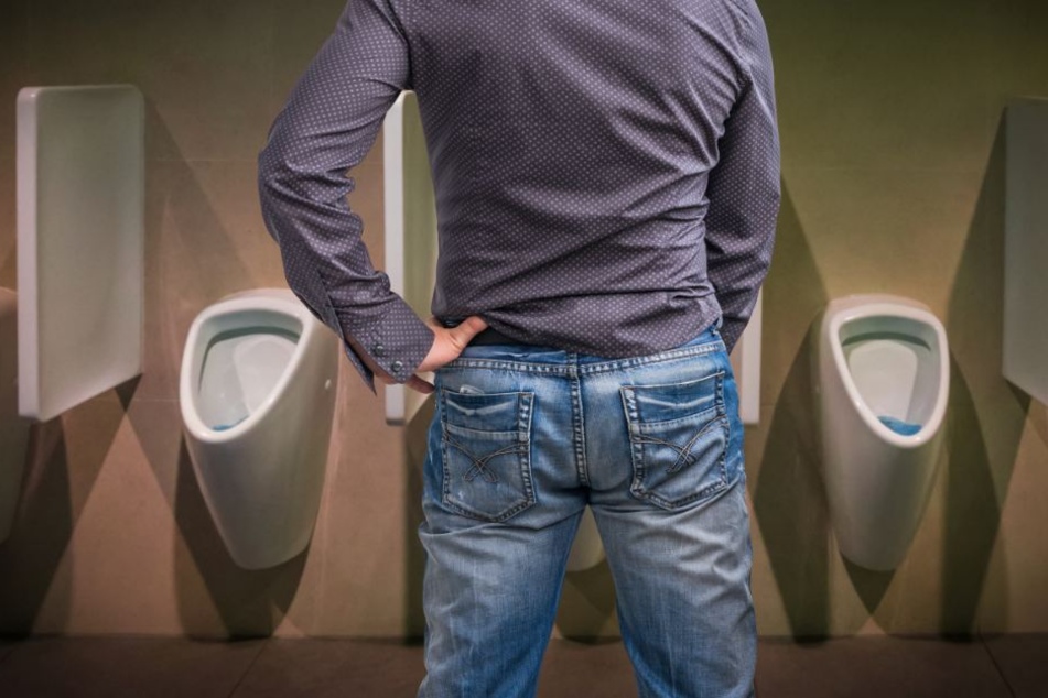 Beim Pinkeln fiel er in die Fluten. (Symbolbild)