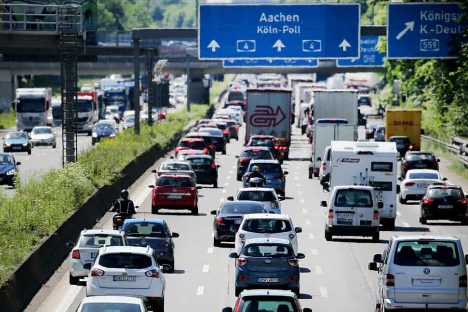 Die Straßen, wie hier die A4, werden zu Ferienbeginn voll sein.