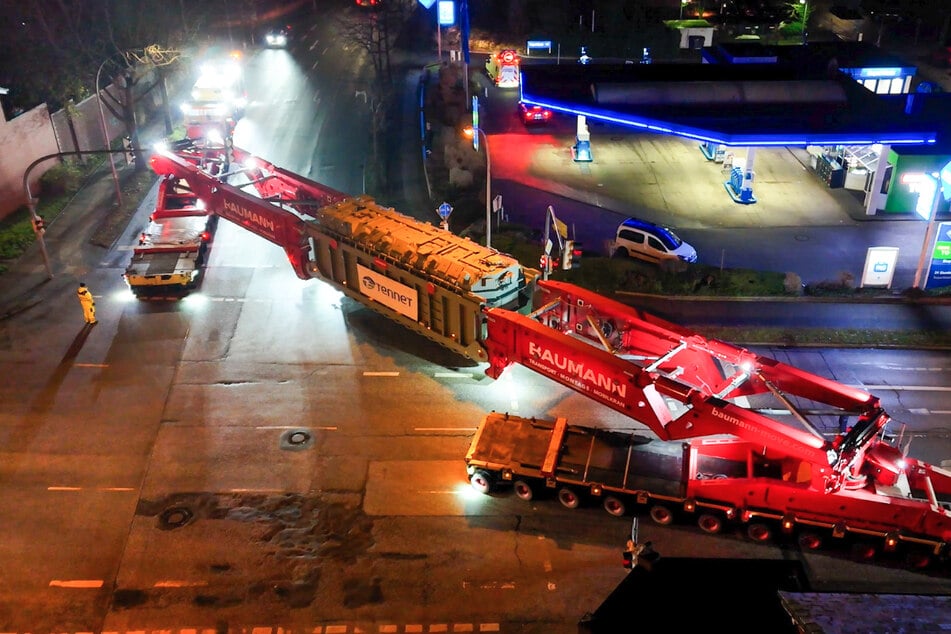 Das Gespann hat fast die fünffache Länge eines Gelenkbusses.