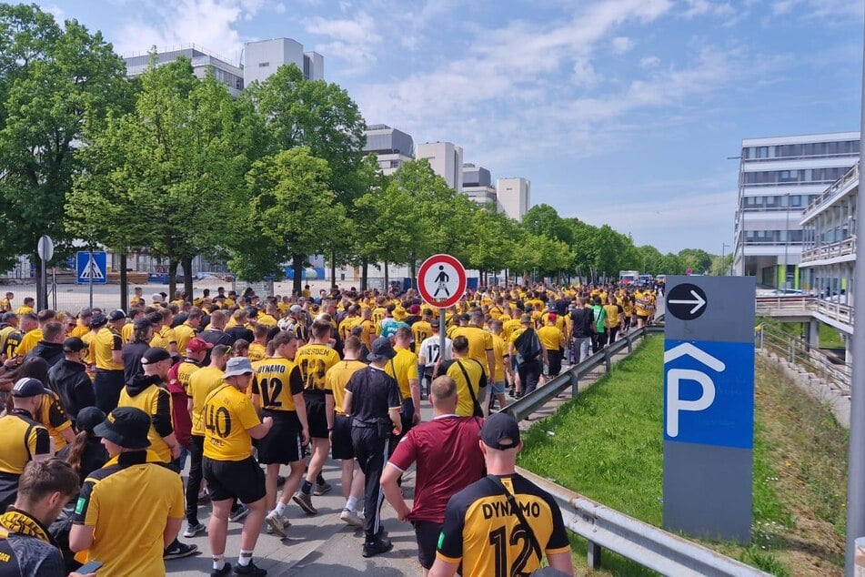 Der Fanmarsch der SGD-Anhänger in Bielefeld ist gestartet.