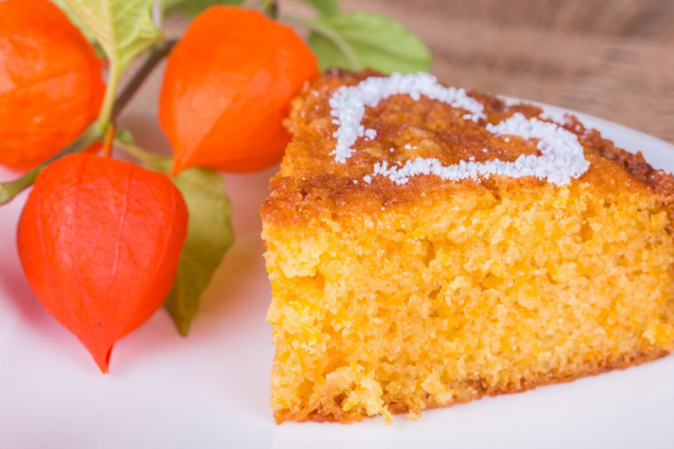 Ein saftiger Kürbiskuchen mit Puderzucker schmeckt nicht nur im Herbst.