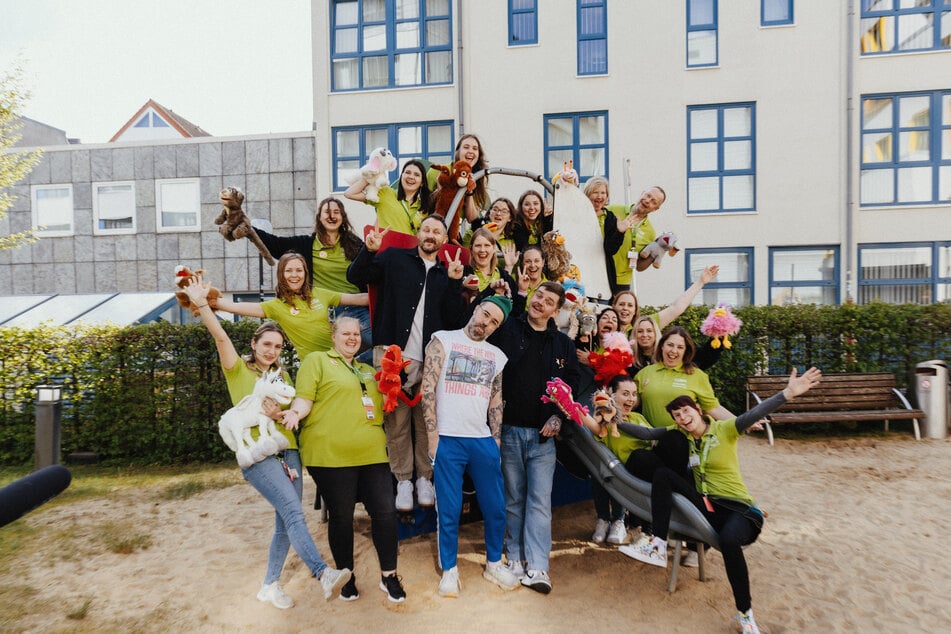 Der Verein zusammen mit der Band "Jupiter Jones" bei einem Konzert in Osnabrück. Mehr als 9000 Kindern konnten Nicole John und ihr Team bereits eine Freude bescheren.