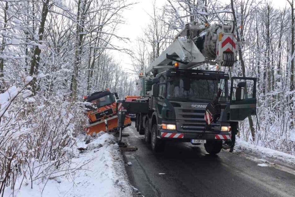 Der Kran soll das Räumfahrzeug bergen.