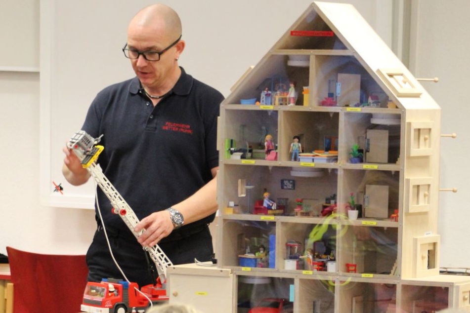 Ein Mitarbeiter der Feuerwehr bei der Brandschutzerziehung.