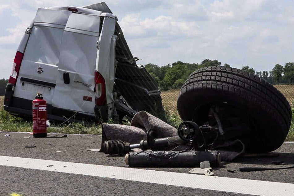 Der Fahrer des Transporters wurde schwerst verletzt.