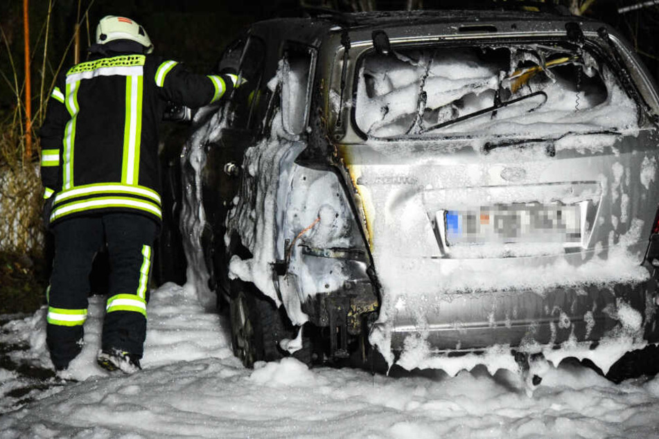 Auch der schnelle Einsatz von Löschschaum konnte das Fahrzeug nicht mehr retten.