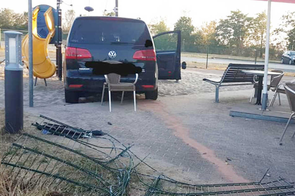 Vorher hatte er einen Zaun durchbrochen.