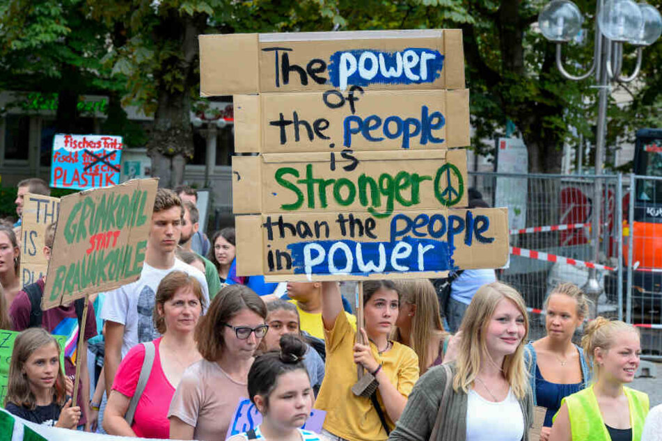 Demonstranten der Bewegung "Fridays for Future" in der Bonner Innenstadt.