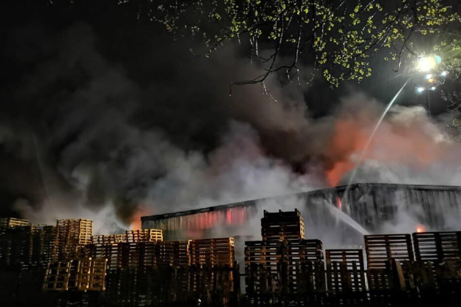 Die Lagerhalle steht in Flammen.