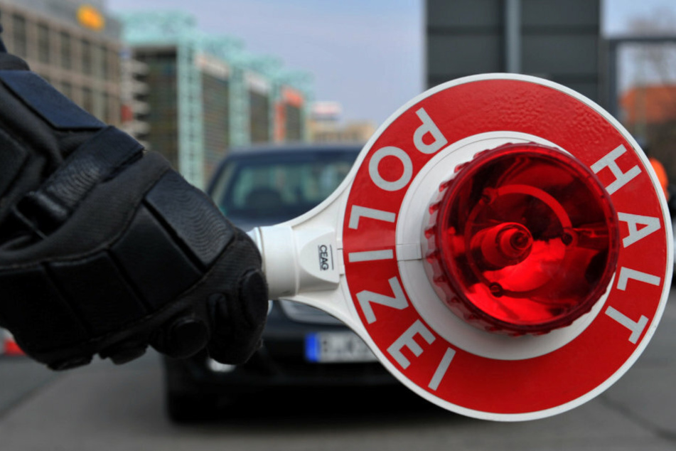 Die Polizei versuchte den Mann, zum Anhalten zu bewegen. (Symbolbild)