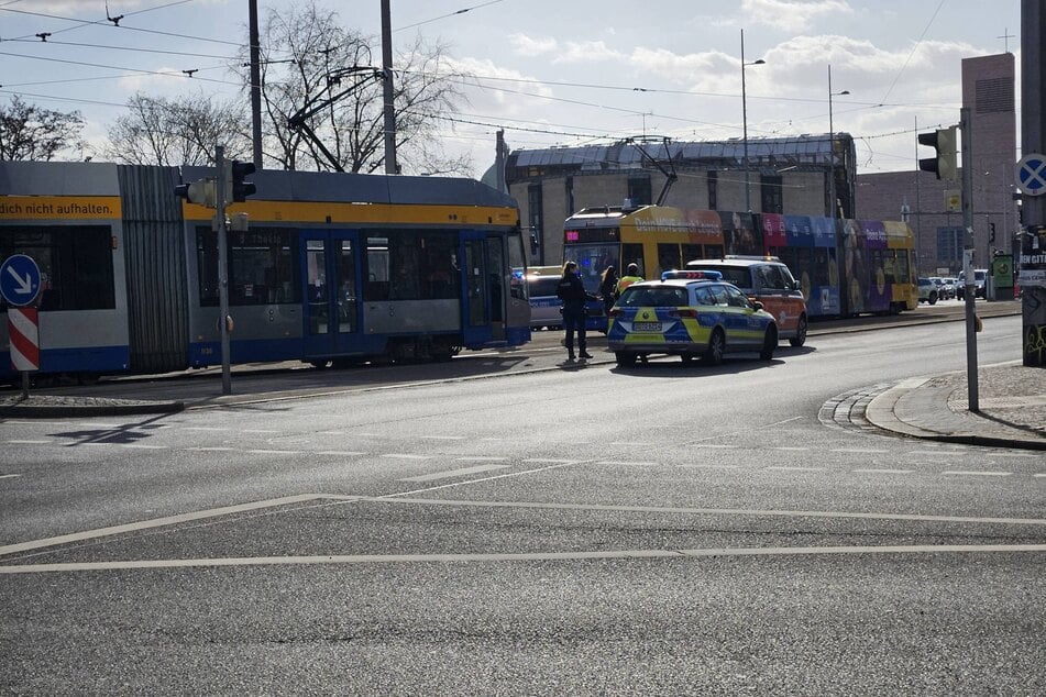 Aufgrund des Unfalls kam es zu Einschränkungen des Straßenbahnverkehrs.