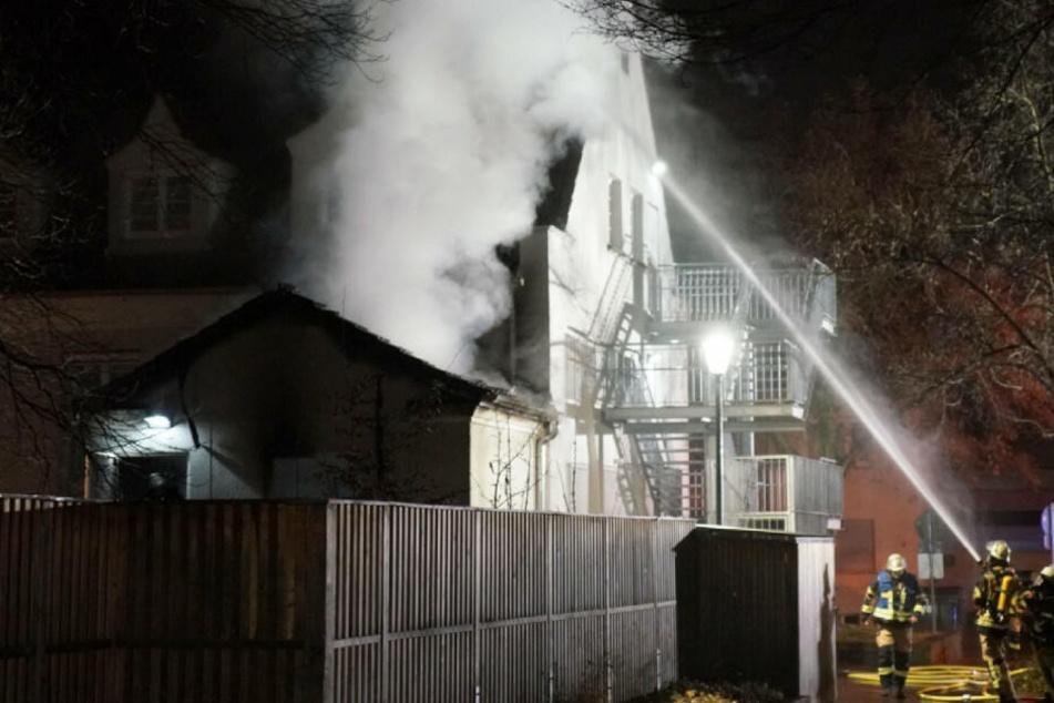 Ein Feuerwehrmann verletzte sich bei den Löscharbeiten leicht.