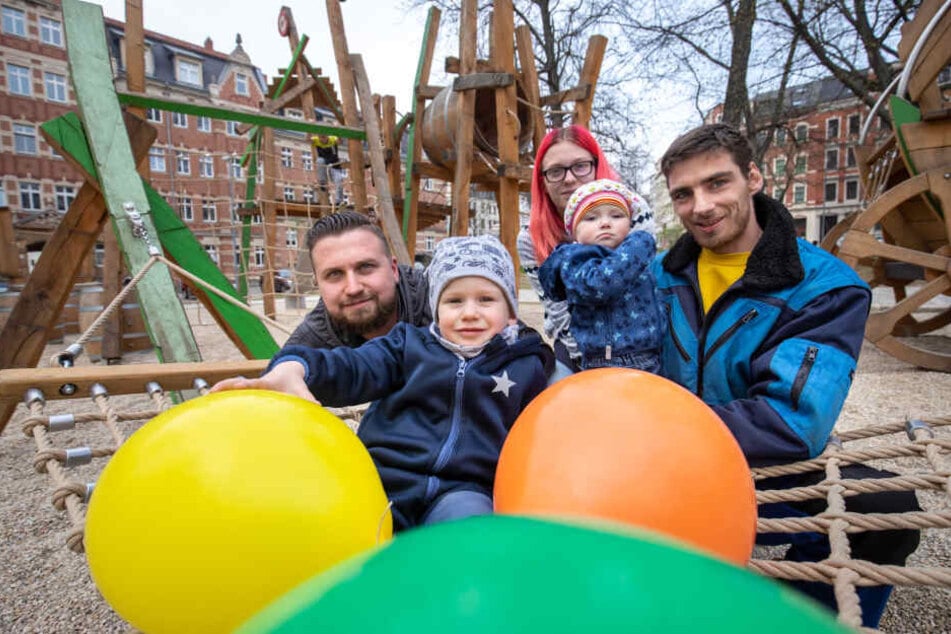 Kent Horn (34) mit Sohn Milan (3) sowie Bianca Martin (20) und Pierre Drescher (30) mit Tochter Melina (1) freuen sich über den neuen Spielplatz am Scharnhorstplatz.