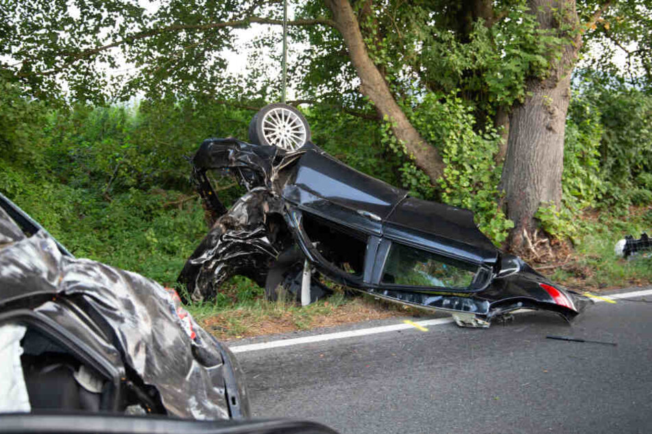 Der Alfa Romeo wurde in zwei Teile gerissen.