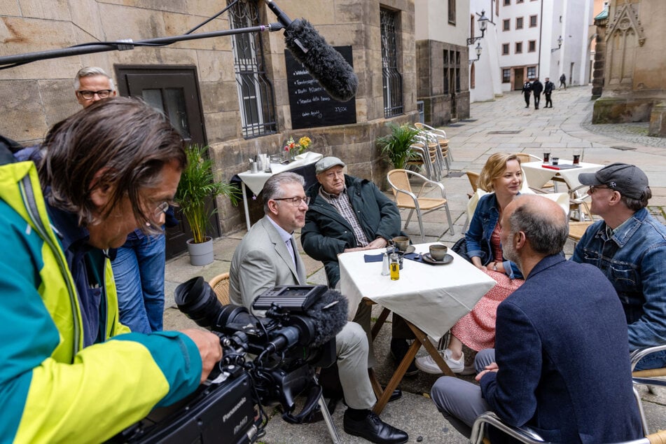 Stadtkämmerer Ralph Burghart im Gespräch mit dem Filmteam des Erzgebirgskrimis.