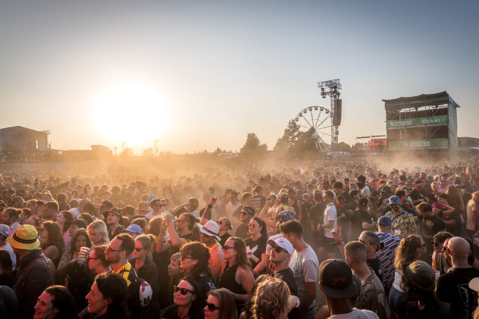Tag 2 beim Highfield 2025 und die Festival-Gänger erlebten einen perfekten Sommertag - mit jeder Menge Staub.