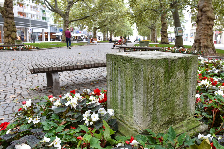 An die Skulpturen erinnern an der Hauptstraße nur noch die leeren Sockel.