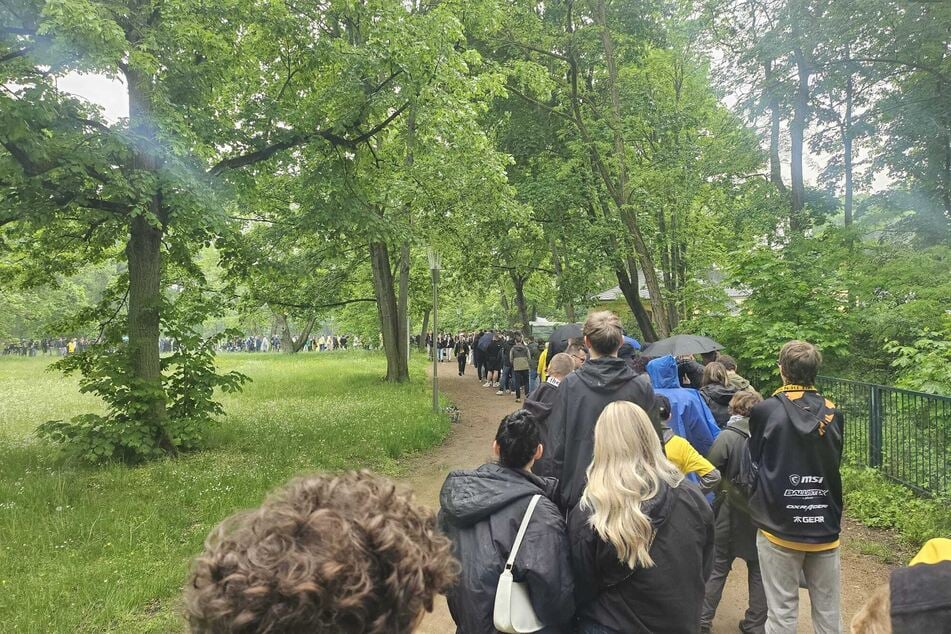 Der Andrang am Eingang zur Jungen Garde in Dresden ist groß.