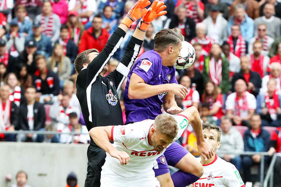 So rustikal, wie FCE-Keeper Martin Männel (l.) hier im Hinspiel Kölns Torjäger Simon Terodde wegräumt, müssen die Auer auch heute zu Werke gehen.