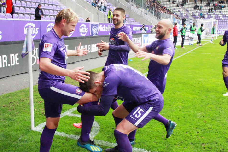 Sein Treffer zum 1:0 gegen Bielefeld brachte drei Punkte: Zum Dank küsste Dennis Kempe das Knie von Jan Hochscheidt (l.).
