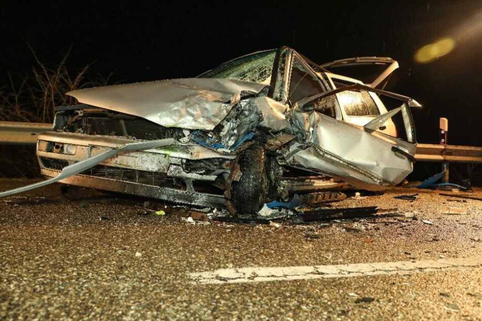 Die Fahrer des Autos wurde schwer verletzt in ein Krankenhaus gebracht.